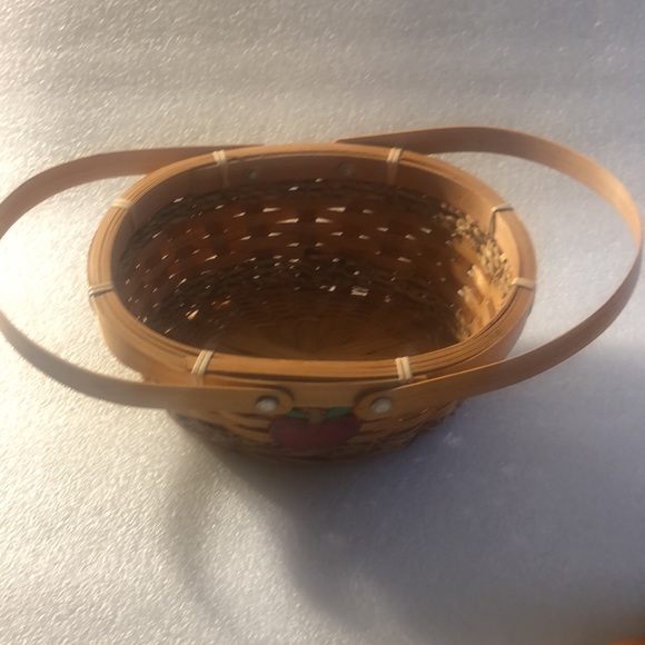 Vintage Apple hand woven basket - Picture 12 of 16